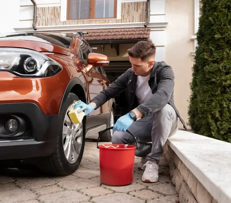Lavage auto à domicile Villeneuve-de-Rivière : professionnel intervenant sur un véhicule